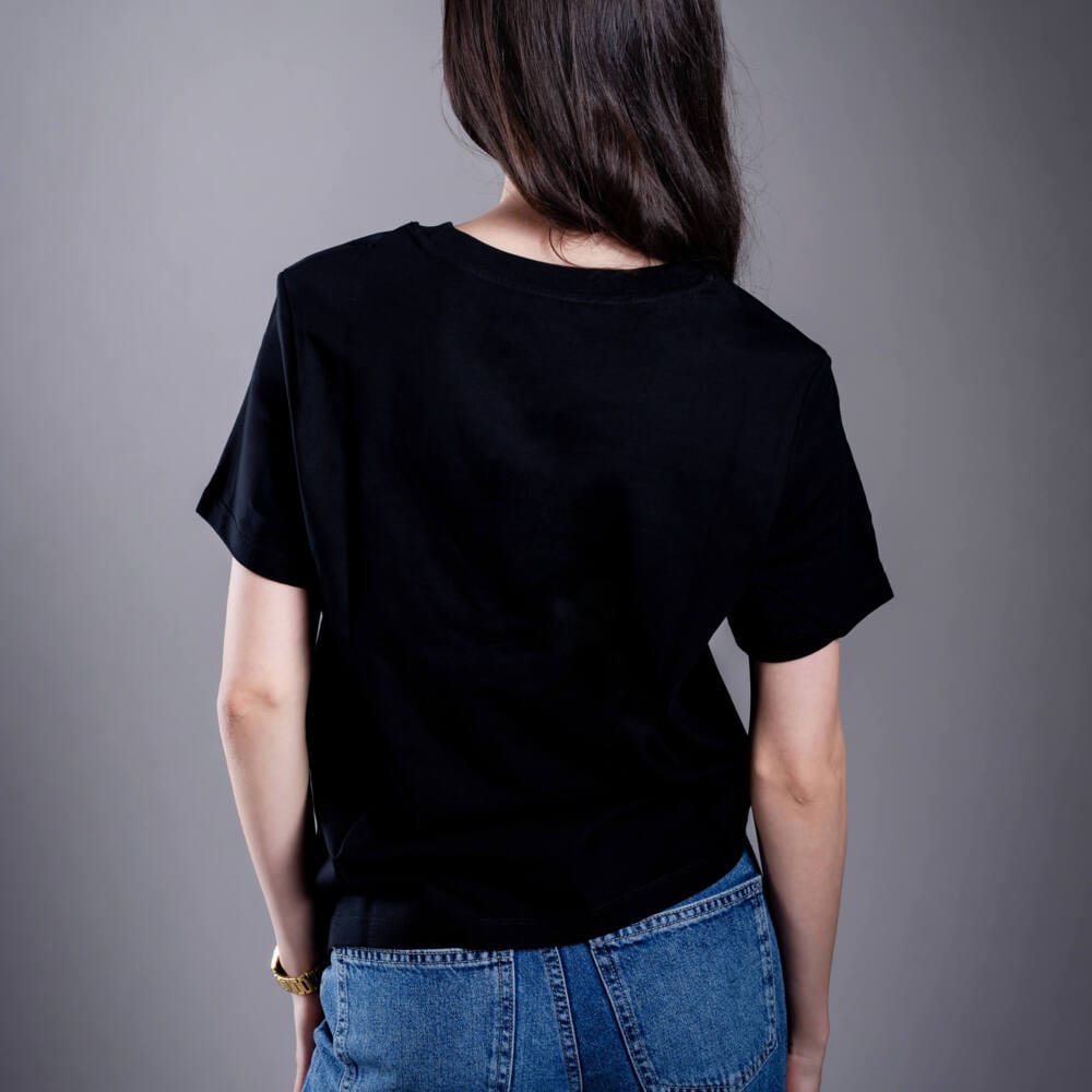 Dámské tričko Kratom World s motivem damn bro, go buy KAVA KAVA – originální merch pro milovníky kratomu a fanoušky značky Kratom World, stylový streetwear design s výrazným potiskem, pohodlné tričko pro každodenní nošení, ideální do města, na eventy i jako sběratelský kousek pro komunitu kolem kratomu back-black