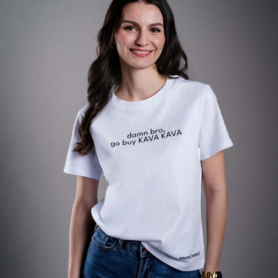 Dámské tričko Kratom World s motivem damn bro, go buy KAVA KAVA – originální merch pro milovníky kratomu a fanoušky značky Kratom World, stylový streetwear design s výrazným potiskem, pohodlné tričko pro každodenní nošení, ideální do města, na eventy i jako sběratelský kousek pro komunitu kolem kratomu