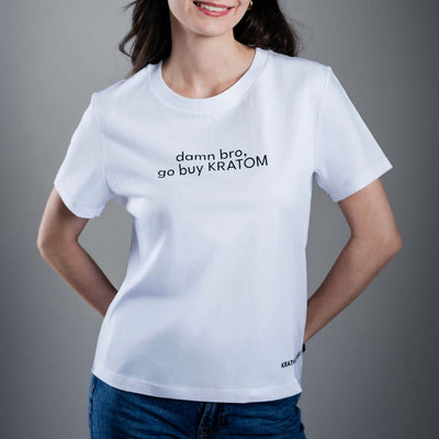 Dámské tričko Kratom World s motivem Damn bro go buy kratom – originální merch pro milovníky kratomu a fanoušky značky Kratom World, stylový streetwear design s výrazným potiskem, pohodlné tričko pro každodenní nošení, ideální do města, na eventy i jako sběratelský kousek pro komunitu kolem kratomu