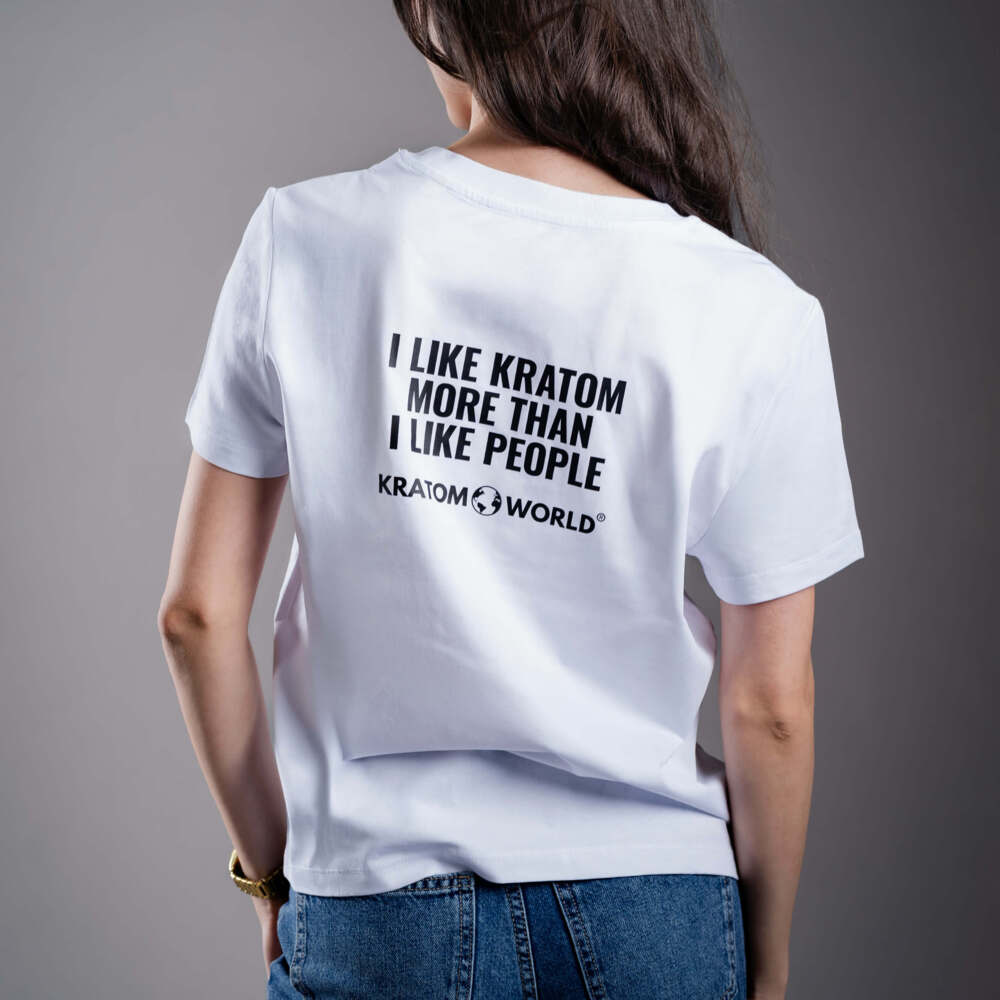 Dámské tričko Kratom World s motivem I like Kratom more than I like people.“ – originální merch pro milovníky kratomu a fanoušky značky Kratom World, stylový streetwear design s výrazným potiskem, pohodlné tričko pro každodenní nošení, ideální do města, na eventy i jako sběratelský kousek pro komunitu kolem kratomu back