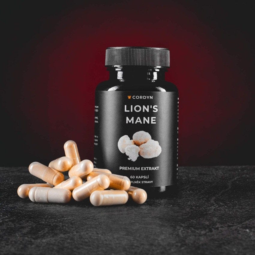 kratom world cordyn lions mane korálovec ježatý kratomworld prodej Lion’s Mane Premium Extrakt kapsle 60 ks od Kratom World – prémiový extrakt z plodnice Hericium erinaceus, vyráběný metodou dvojité extrakce, standardizovaný na 49 % beta-glukanů a 2,4 % hericenonů, čisté složení bez mycelia a plnidel, rostlinné kapsle vhodné pro vegany, přírodní doplněk pro období mentální zátěže a podporu kognitivních funkcí.