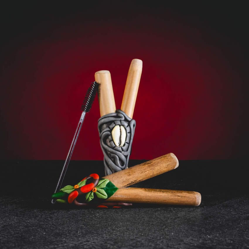 Kolekce rituálních nástrojů kuripe na Kratom World – srovnání variant Shell Senna a Snake Yuxibu. Kvalitní bambusové foukačky na rapé navržené pro přesnou, pohodlnou a kontrolovanou aplikaci šňupacího prášku přímo do nosních dutin. Objevte krásu amazonské tradice s našimi kuripe, která spojují přírodní materiály, precizní řemeslné zpracování a hlubokou duchovní symboliku pro vaše rituální okamžiky.