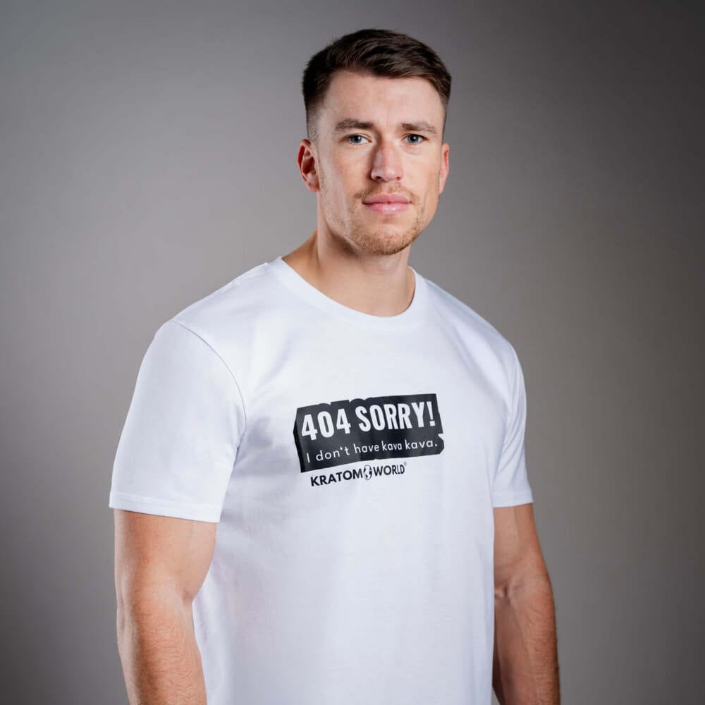 Pánské tričko Kratom World s motivem sorry I don’t have kava kava – originální merch pro milovníky kratomu a fanoušky značky Kratom World, stylový streetwear design s výrazným potiskem, pohodlné tričko pro každodenní nošení, ideální do města, na eventy i jako sběratelský kousek pro komunitu kolem kratomu close up