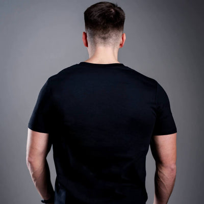 Pánské tričko Kratom World s motivem damn bro, go buy KAVA KAVA – originální merch pro milovníky kratomu a fanoušky značky Kratom World, stylový streetwear design s výrazným potiskem, pohodlné tričko pro každodenní nošení, ideální do města, na eventy i jako sběratelský kousek pro komunitu kolem kratomu back-black