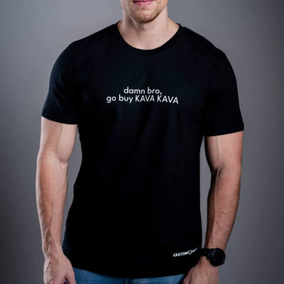 Pánské tričko Kratom World s motivem damn bro, go buy KAVA KAVA – originální merch pro milovníky kratomu a fanoušky značky Kratom World, stylový streetwear design s výrazným potiskem, pohodlné tričko pro každodenní nošení, ideální do města, na eventy i jako sběratelský kousek pro komunitu kolem kratomu-black