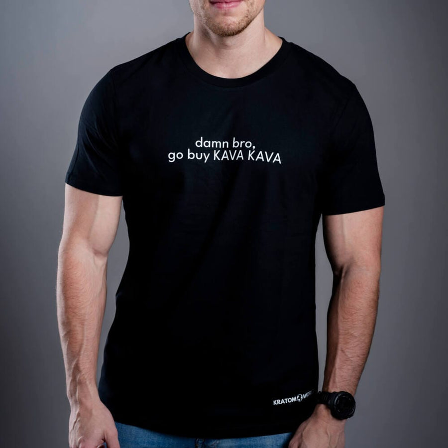 Pánské tričko Kratom World s motivem damn bro, go buy KAVA KAVA – originální merch pro milovníky kratomu a fanoušky značky Kratom World, stylový streetwear design s výrazným potiskem, pohodlné tričko pro každodenní nošení, ideální do města, na eventy i jako sběratelský kousek pro komunitu kolem kratomu-black