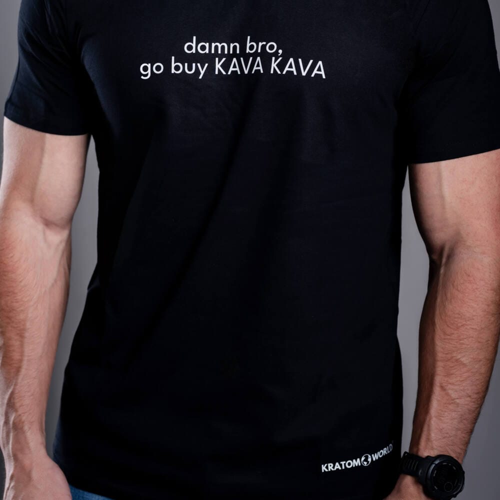 Pánské tričko Kratom World s motivem damn bro, go buy KAVA KAVA – originální merch pro milovníky kratomu a fanoušky značky Kratom World, stylový streetwear design s výrazným potiskem, pohodlné tričko pro každodenní nošení, ideální do města, na eventy i jako sběratelský kousek pro komunitu kolem kratomu close up-black