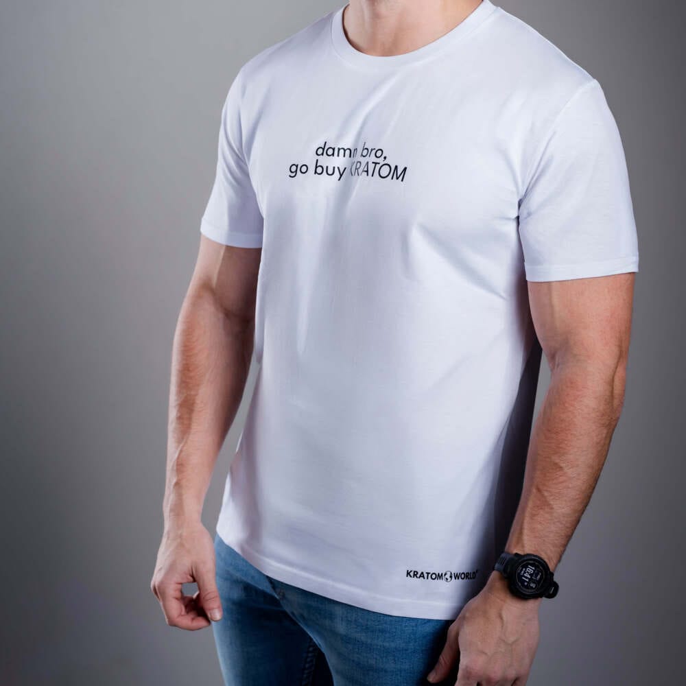 Pánské tričko Kratom World s motivem Damn bro go buy kratom – originální merch pro milovníky kratomu a fanoušky značky Kratom World, stylový streetwear design s výrazným potiskem, pohodlné tričko pro každodenní nošení, ideální do města, na eventy i jako sběratelský kousek pro komunitu kolem kratomu logo detail