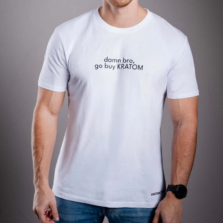 Pánské tričko Kratom World s motivem Damn bro go buy kratom – originální merch pro milovníky kratomu a fanoušky značky Kratom World, stylový streetwear design s výrazným potiskem, pohodlné tričko pro každodenní nošení, ideální do města, na eventy i jako sběratelský kousek pro komunitu kolem kratomu
