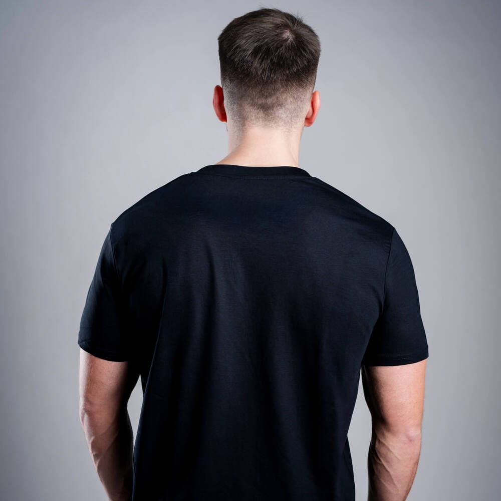 Pánské tričko Kratom World s motivem „Kratom – The Natural Way.“ – originální merch pro milovníky kratomu a fanoušky značky Kratom World, stylový streetwear design s výrazným potiskem, pohodlné tričko pro každodenní nošení, ideální do města, na eventy i jako sběratelský kousek pro komunitu kolem kratomu back-black