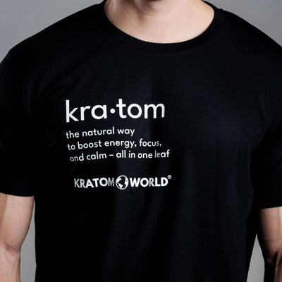 Pánské tričko Kratom World s motivem „Kratom – The Natural Way.“ – originální merch pro milovníky kratomu a fanoušky značky Kratom World, stylový streetwear design s výrazným potiskem, pohodlné tričko pro každodenní nošení, ideální do města, na eventy i jako sběratelský kousek pro komunitu kolem kratomu close up-black