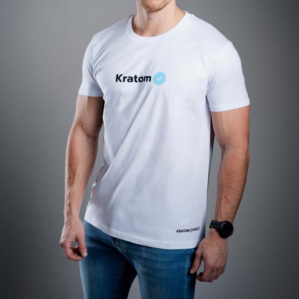 Pánské tričko Kratom World s motivem „Kratom Verified“ – originální merch pro milovníky kratomu a fanoušky značky Kratom World, stylový streetwear design s výrazným potiskem, pohodlné tričko pro každodenní nošení, ideální do města, na eventy i jako sběratelský kousek pro komunitu kolem kratom