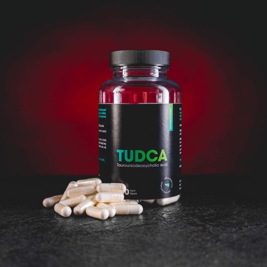 kratom world tudca kapsle kratomworld prodej TUDCA kapsle 100 ks od Kratom World, doplněk s 250 mg tauroursodeoxycholové kyseliny v každé kapsli, detailní produktová etiketa s informacemi o složení, dávkování a původu, prémiové balení určené pro podporu jater a buněčné rovnováhy, profesionální produktová fotografie.